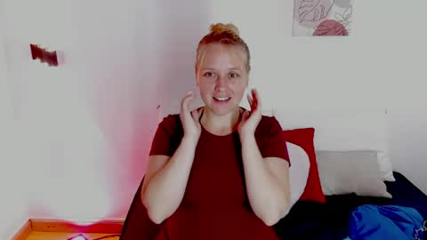 Snapshot of emilysumer chatting on May 15, 10:28 pm Summer 3 online show from May 15, 10:28 pm