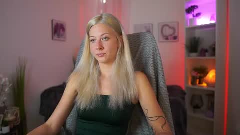 emilyswannn online show from July 13, 1:03 pm