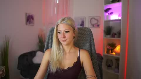 emilyswannn online show from July 14, 1:17 pm