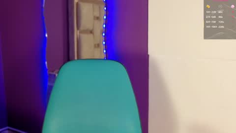 emilyy_cooperr online show from May 22, 4:23 pm