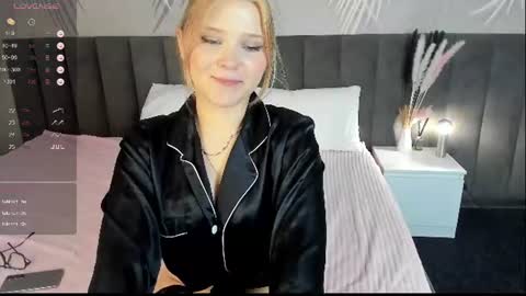Snapshot of emilyyy_vibe chatting on June 15, 9:22 am emilyyy_vibe online show from June 15, 9:22 am