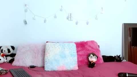 emilyzans07 online show from February 1, 1:44 am