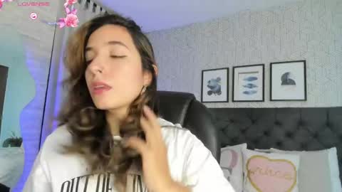 Snapshot of emma__smith01 chatting on February 18, 12:28 pm Emma online show from February 18, 12:28 pm