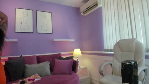 emma__walkerr_ online show from February 8, 7:05 pm