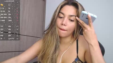 Snapshot of emma_aaa chatting on December 7, 5:09 pm Rocio online show from December 7, 5:09 pm