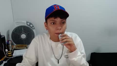 Snapshot of emma_and_thom chatting on February 7, 9:40 pm emma_and_thom online show from February 7, 9:40 pm