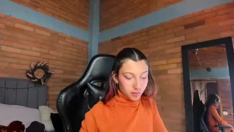 Snapshot of emma_belley chatting on June 13, 7:12 pm Hey Im EmmaHelp me reach 100 likes online show from June 13, 7:12 pm