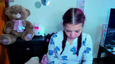 Snapshot of emma_boo_ chatting on April 19, 6:10 pm emma_boo_ online show from April 19, 6:10 pm