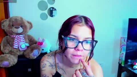 Snapshot of emma_boo_ chatting on April 28, 3:28 pm emma_boo_ online show from April 28, 3:28 pm