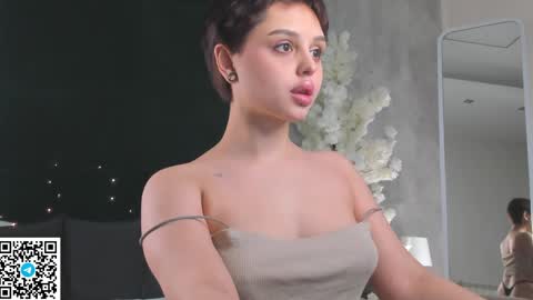 Snapshot of emma_bro0kss chatting on May 22, 10:10 am Emma online show from May 22, 10:10 am
