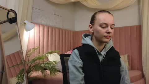 Snapshot of emma_chaser chatting on April 21, 1:29 am emma_chaser online show from April 21, 1:29 am