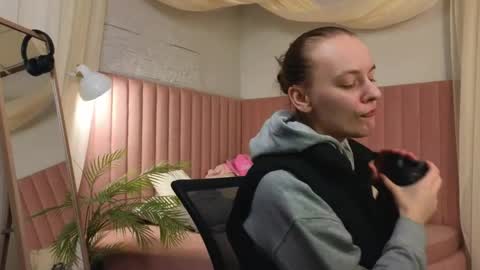 Snapshot of emma_chaser chatting on April 21, 1:42 am emma_chaser online show from April 21, 1:42 am