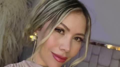 Snapshot of emma_coronel chatting on February 12, 11:11 pm emma coronel online show from February 12, 11:11 pm