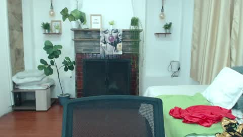 Snapshot of emma_hassani chatting on April 21, 1:50 pm Tell me Emma online show from April 21, 1:50 pm
