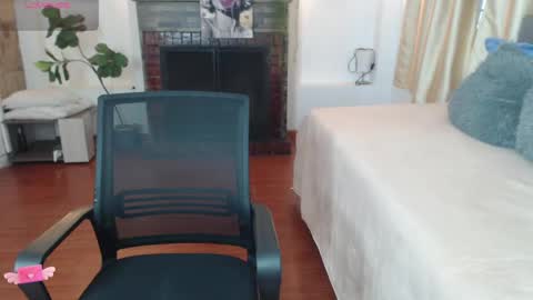 Snapshot of emma_hassani chatting on April 29, 7:09 pm Tell me Emma online show from April 29, 7:09 pm