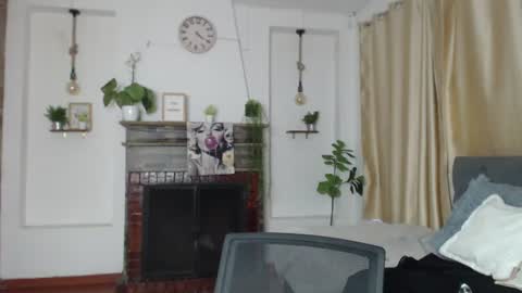 Snapshot of emma_hassani chatting on June 22, 1:30 pm Tell me Emma online show from June 22, 1:30 pm