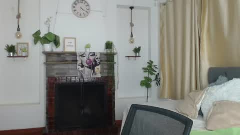 Snapshot of emma_hassani chatting on June 30, 2:29 pm Tell me Emma online show from June 30, 2:29 pm