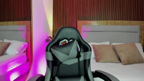 Snapshot of emma_hiltonn_ chatting on May 5, 2:30 am E M M A online show from May 5, 2:30 am