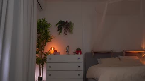 Snapshot of emma_land chatting on December 6, 9:02 pm online show from December 6, 9:02 pm