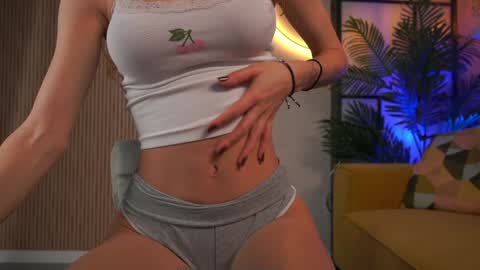 Snapshot of emma_land chatting on October 31, 3:29 am online show from October 31, 3:29 am