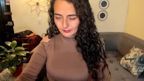 Snapshot of emma_luxy chatting on February 18, 4:37 am emma luxy online show from February 18, 4:37 am