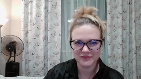 emma_misty_ online show from December 3, 5:22 pm