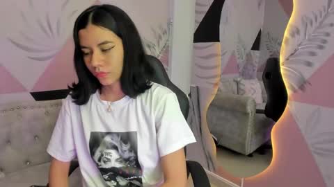 Snapshot of emma_petite4u chatting on March 7, 6:22 pm Emma online show from March 7, 6:22 pm