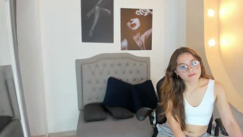 Snapshot of emma_rousz chatting on October 11, 4:44 am emma online show from October 11, 4:44 am