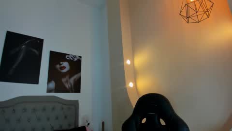 Snapshot of emma_rousz chatting on October 13, 5:07 am emma online show from October 13, 5:07 am