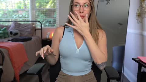 Emma Ruby online show from December 5, 6:00 pm