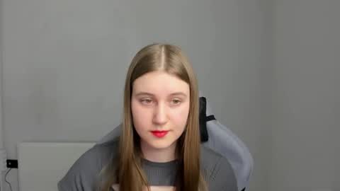 Snapshot of emma_sweettyy chatting on June 6, 6:51 am Emma online show from June 6, 6:51 am