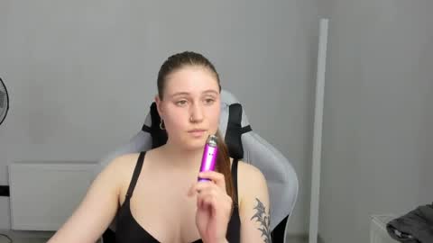 Snapshot of emma_sweettyy chatting on June 15, 12:18 pm Emma online show from June 15, 12:18 pm