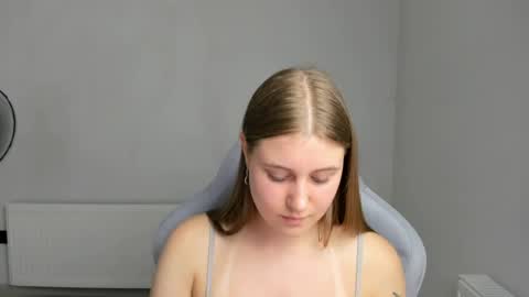 Snapshot of emma_sweettyy chatting on July 7, 7:23 am Emma online show from July 7, 7:23 am