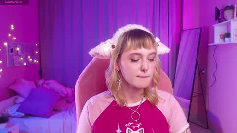 Snapshot of emma_thomps chatting on April 27, 3:10 pm Rose online show from April 27, 3:10 pm