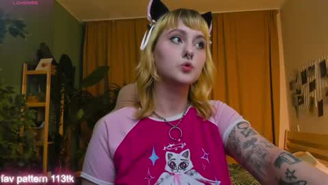 Snapshot of emma_thomps chatting on May 4, 2:13 pm Rose online show from May 4, 2:13 pm