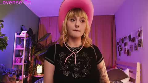 Snapshot of emma_thomps chatting on May 13, 2:14 pm Rose online show from May 13, 2:14 pm