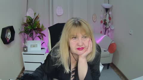 Snapshot of emmaellison924117 chatting on April 9, 6:30 am emmaellison924117 online show from April 9, 6:30 am