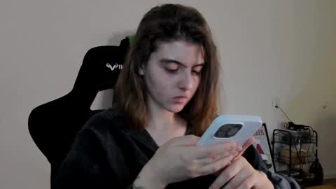 Snapshot of emmamon chatting on December 21, 8:43 pm Emma online show from December 21, 8:43 pm