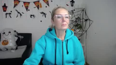 Snapshot of emmapark738567 chatting on November 2, 6:05 am Emma online show from November 2, 6:05 am