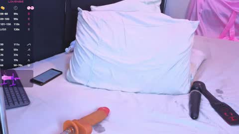 emmarouss1 online show from April 1, 1:41 pm