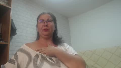 Snapshot of emmasquirt69 chatting on October 20, 5:30 am emmasquirt69 online show from October 20, 5:30 am