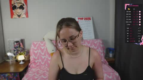Snapshot of emmatiny chatting on May 27, 5:32 pm Mia online show from May 27, 5:32 pm
