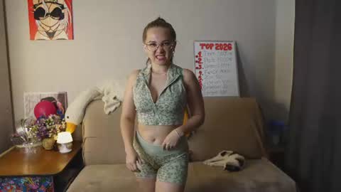 Snapshot of emmatiny chatting on August 2, 7:12 pm Mia online show from August 2, 7:12 pm