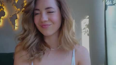 Snapshot of emmi_rosee chatting on February 19, 10:01 am Miss Emmi online show from February 19, 10:01 am