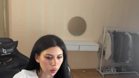 Snapshot of emmmylee chatting on March 31, 5:24 pm Emmy online show from March 31, 5:24 pm