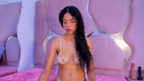 Snapshot of emmy_htt chatting on June 14, 1:35 pm Emmy htt online show from June 14, 1:35 pm