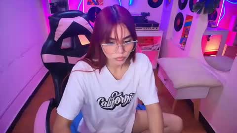 Snapshot of emmyrossex1 chatting on July 22, 7:49 pm Luisa online show from July 22, 7:49 pm