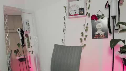 Snapshot of emperatriiiz chatting on February 19, 10:31 pm Emperatriz online show from February 19, 10:31 pm