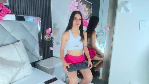 EMY FERRER online show from April 22, 4:15 am