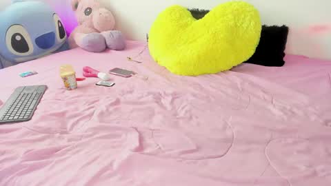Snapshot of emy_xdy chatting on May 13, 3:42 pm Im Emily would you like to help me reach 100 online show from May 13, 3:42 pm
